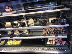 面包甜点陈列柜-啊噗吐呦现场烘焙(麦凯乐店)