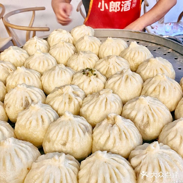 本地人排队打包买,一个就3两的肉馅大包
