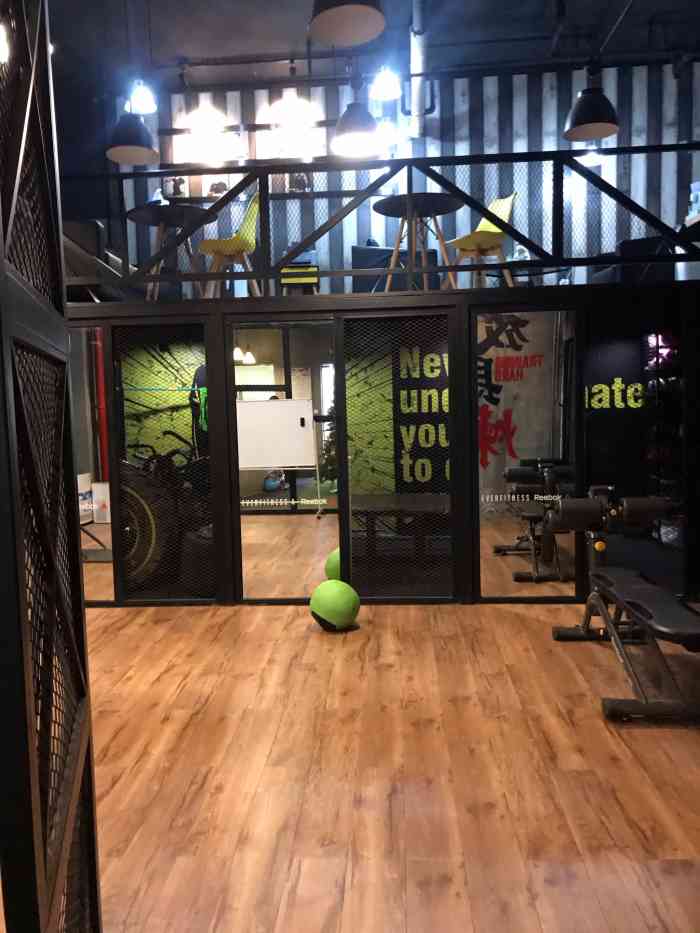 艾威健身ems极速减脂(青年汇店)-"下午去的. 可能比较早. 人不多.