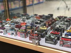 -逝水玩具折扣店