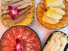 安格斯牛肉-鲜入围煮花胶鸡海鲜火锅