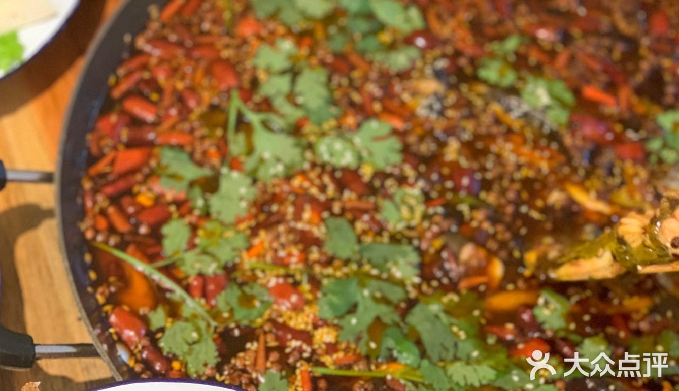 昆明🐟不能没吃过美味的老坛酸菜鱼苗火锅