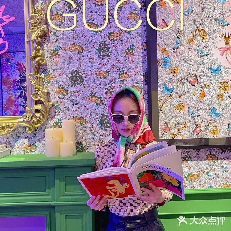 OOTD如何拍出GUCCI海报风?你只缺一条花丝巾