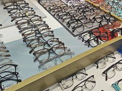 -美式眼镜·授权蔡司.依视路.尼康.豪雅.明月(人民广场店)