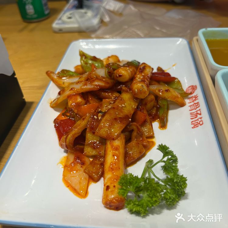 店内的小菜都是免费吃的，还可以续 干白菜脊骨火锅