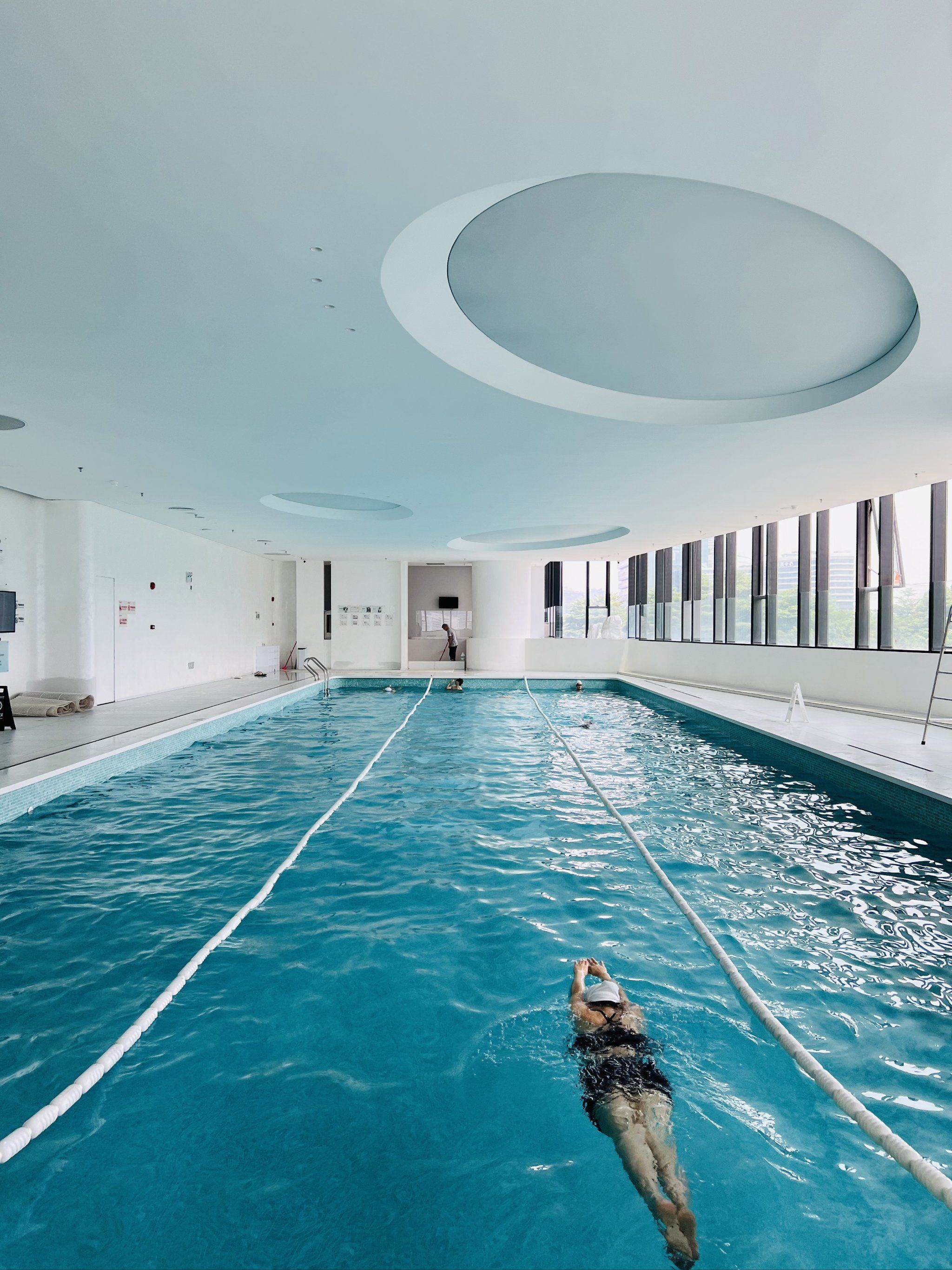 自从户外游池换到室内游泳🏊馆才发现什么才是.真真香!