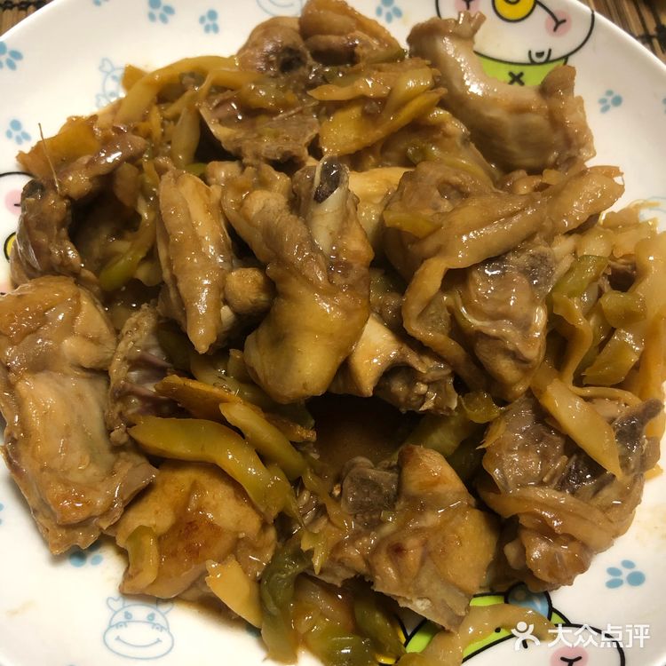 一盘适合一家老少享用的开胃菜榨菜炒鸡肉