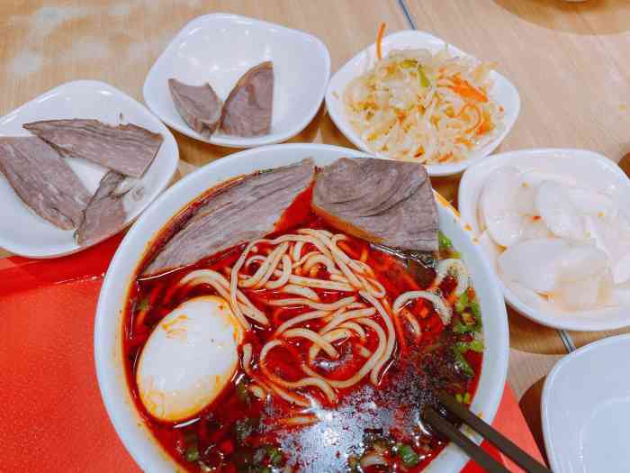 金强兰州牛肉面(大剧院店)-"就在住的酒店旁边,来了兰州怎能不尝尝