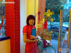 迎宾姑娘-羊家胡同·龙虾烧烤火锅(龙汇路店)