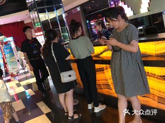 人家都说三个女人一台戏，那么我们呢我觉得四个女人一堆