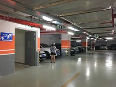 -绿地缤纷城-停车场