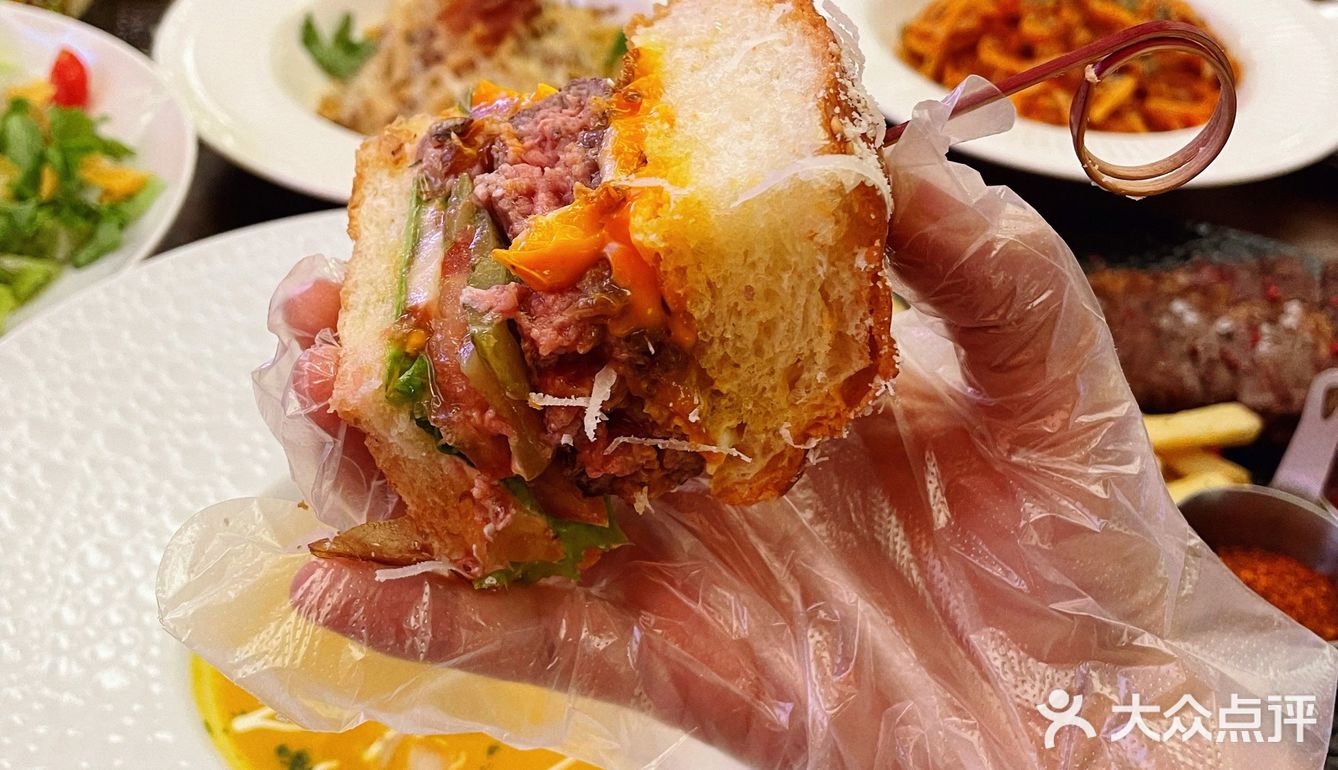 成都探店|这家西餐厅，一步一景，落日斜阳的环境也太美了吧[爱心]