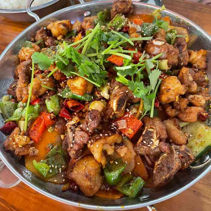 盐都干锅王(海棠路店)-"我们八个人点了两个小锅,可以每个锅拼两个.