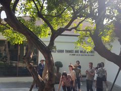 -Chom Cafe and Restaurant