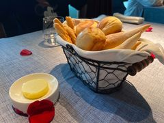 餐前面包-弦月窗LUNETTE BY AMANDA(复兴路店)