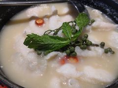 酸汤煮嫩滑鱼片-小大董·烤鸭(五棵松店)