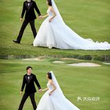 没有人能拒绝大场面草坪婚纱照的诱惑