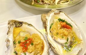 Large Charcoal-Grilled Oysters with Garlic Sauce