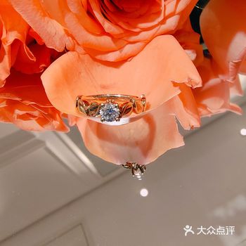 女戒流畅精致的叶片造型使戒壁灵动感十足