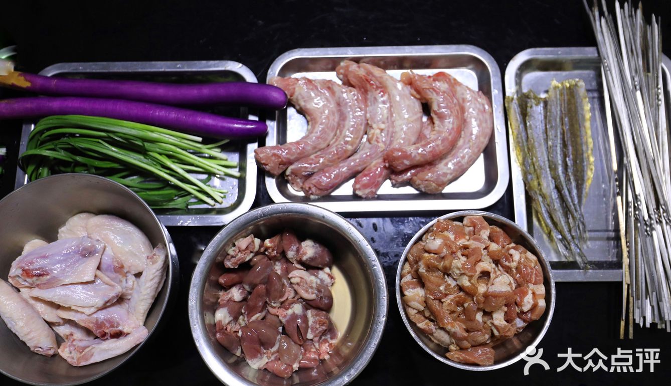 架一炭炉，几串烤肉，一杯冰啤，钟情于夜晚的静