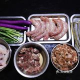 架一炭炉，几串烤肉，一杯冰啤，钟情于夜晚的静