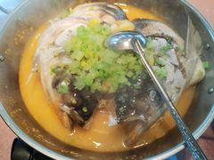 揭盖后的鱼头-红樽舫湖州菜.湖景餐厅(太湖渔人码头店)