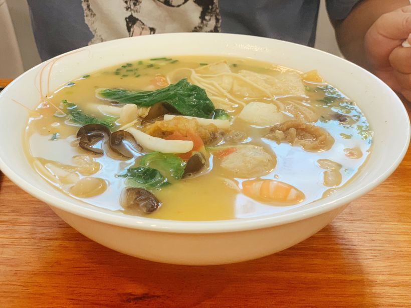 三鲜面,22元 份量很足,里面有黑木耳,生菜,肉丸,爆鱼,鲜虾,海鲜菇.