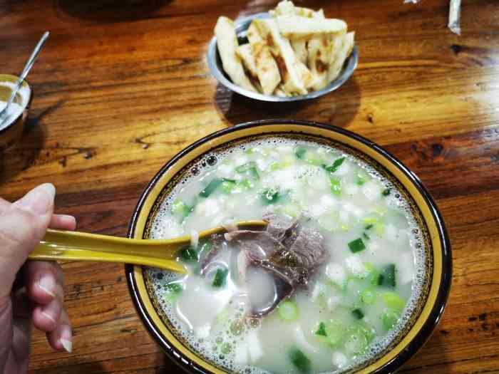 铁谢羊肉汤馆-"哈哈哈哈挺好吃的 应该不是第一次早上吃羊.