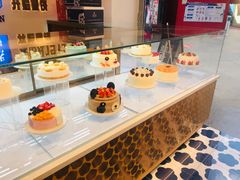 面包甜点陈列柜-昆明冠生园·蛋糕·面包(朗悦湾店)