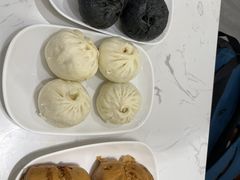 黑猪肉黑金包-李与白包子铺(桐梓林店)