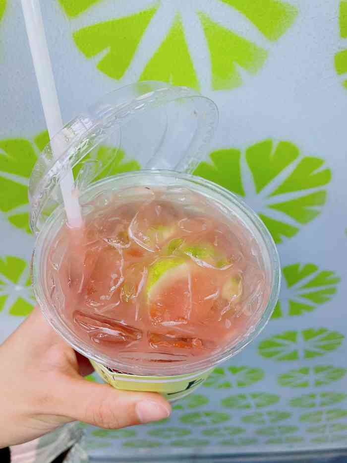 打分 叫的外卖 芭乐柠檬茶 冰块满满一层 芭乐果肉很多,柠檬茶味比较