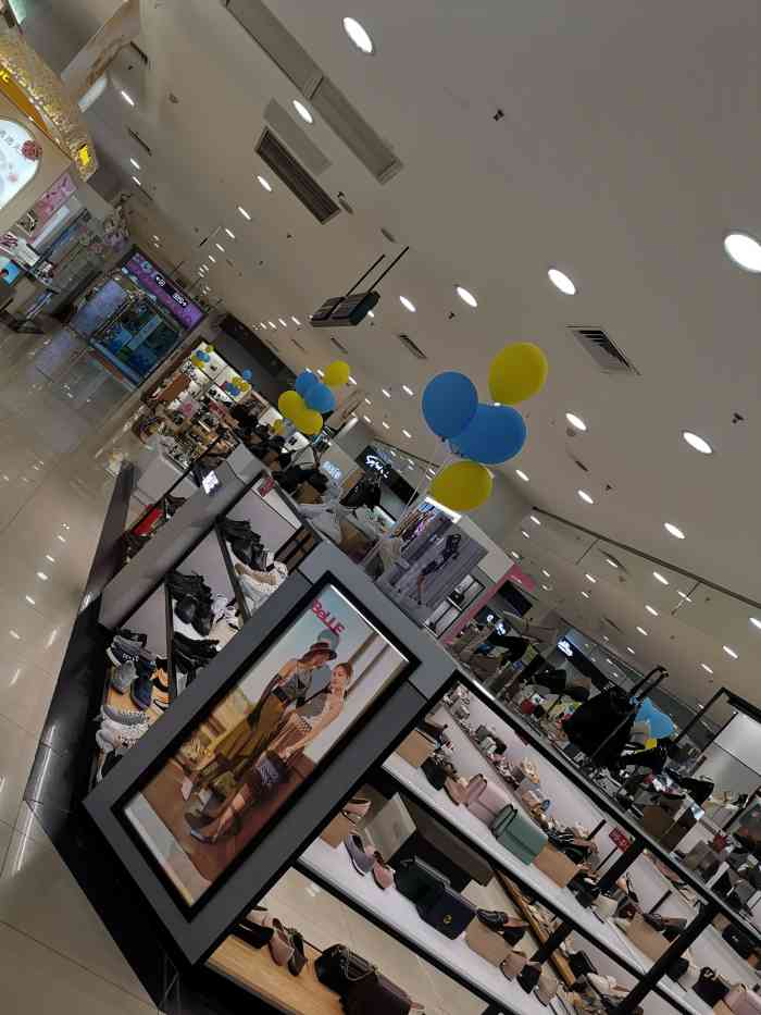 广百百货(佳润店)-"昨晚在广百买了瓶莫杰香水,服务员态度很好.