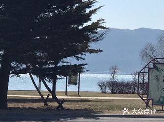 我真是… 天空蓝蓝的，海水不算清澈，公园里人很少