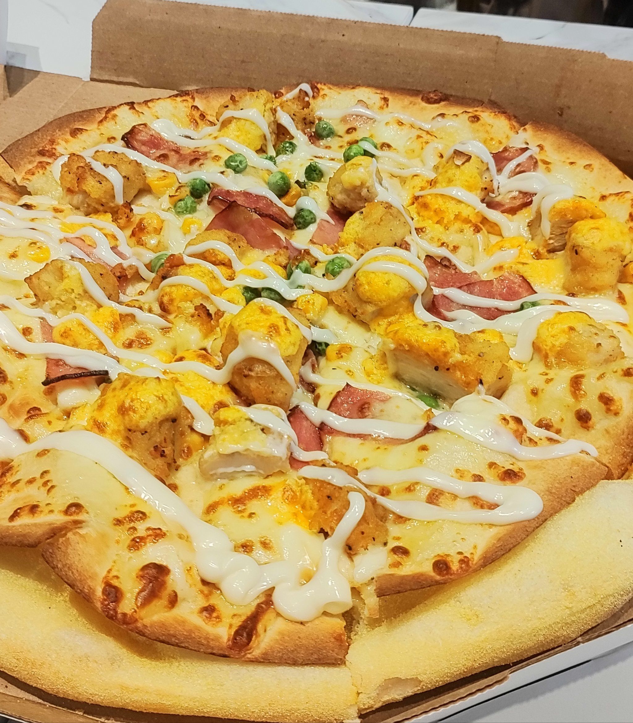 达美乐比萨 咸蛋黄披萨超级好吃,四个人吃,一人吃两块