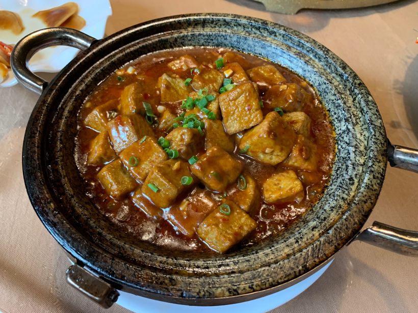 「自磨石锅黑豆腐」豆腐先蒸后煎,外皮香,里面嫩滑.不辣.