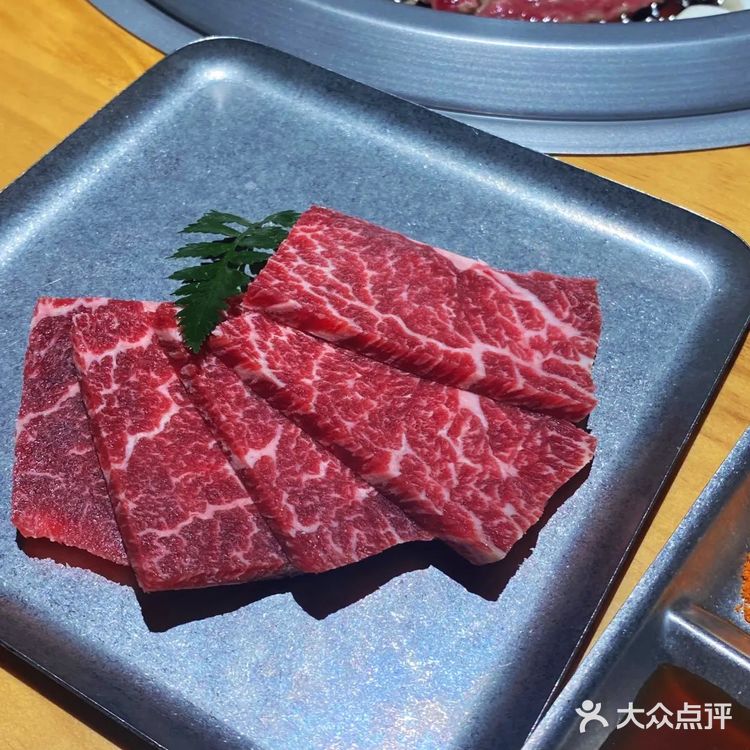 这家烤肉店真解放双手！体会帅哥烤肉的快乐！