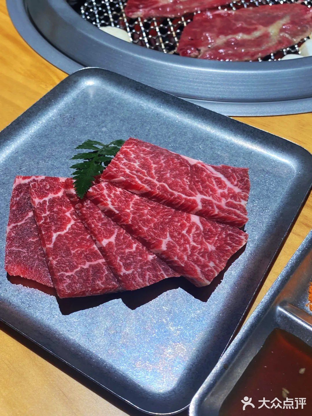 这家烤肉店真解放双手！体会帅哥烤肉的快乐！