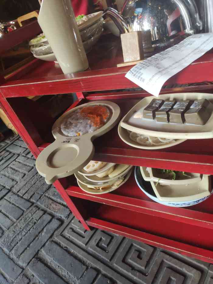 蜀大侠火锅(西玉龙店)-"等位超多人哦～但是还好可以扫码点菜什么的.