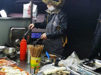 在怡景文园小区外在卖… 闺蜜说超级好吃的，这个炸串
