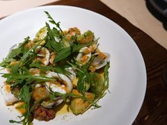 温热海鲜沙拉配牛油果-Mercato莫卡多露台餐厅与酒吧(K11店)