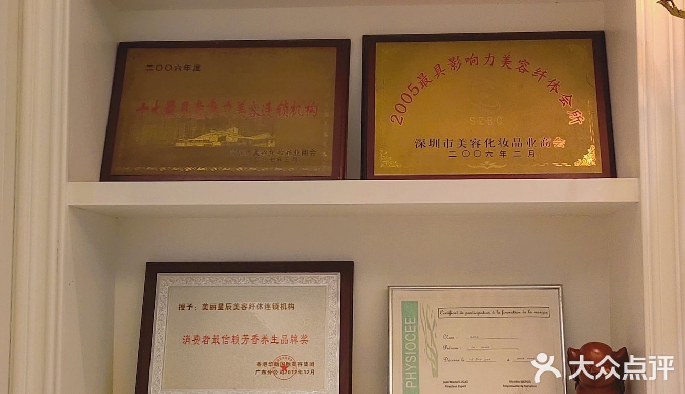 大家下午好！来看一下我们二楼的客厅！这里摆放着我们美