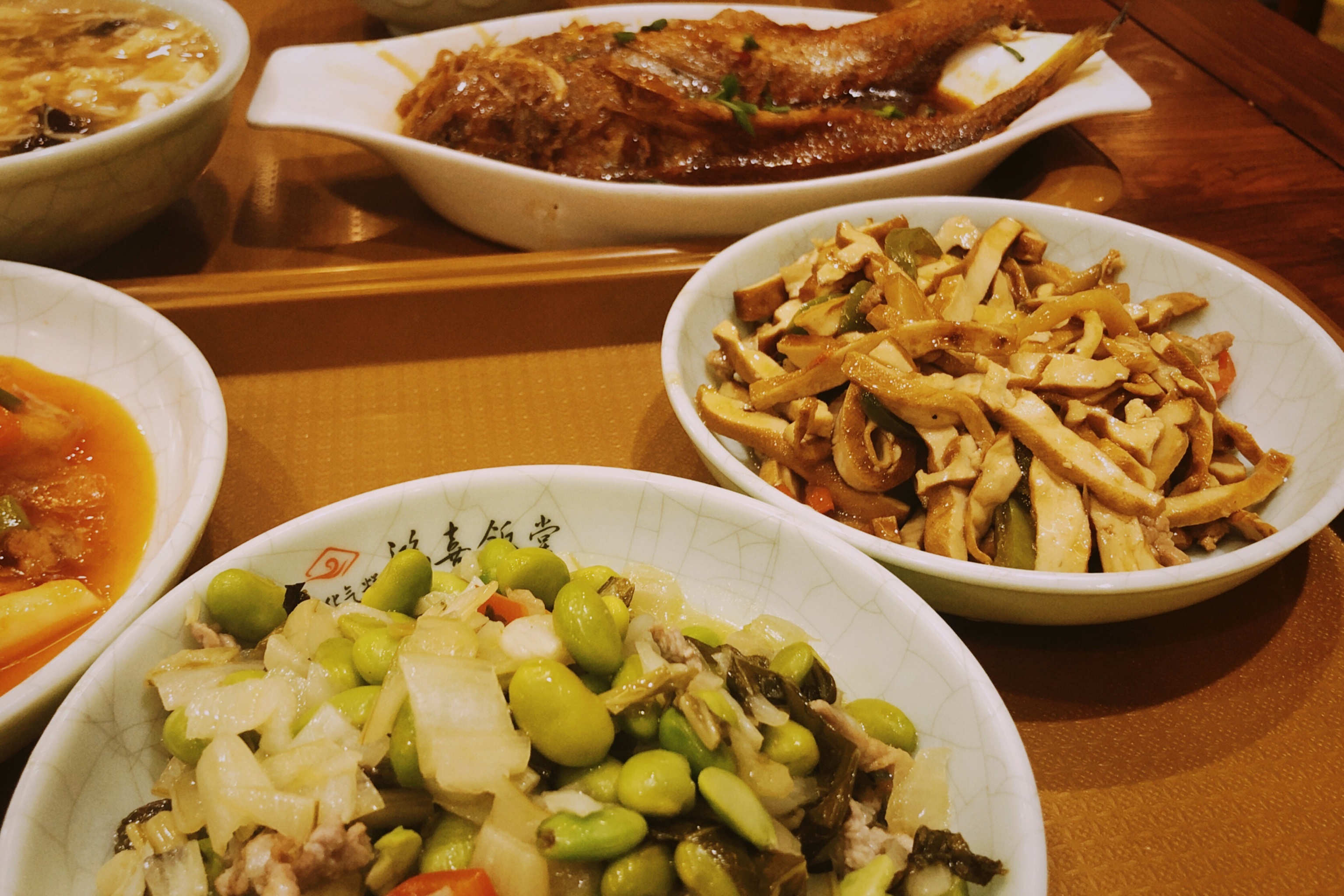 这家鸿喜饭堂在临安人民医院对面,看着挺新