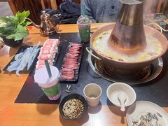 -果松木炭酸菜铜火锅·外婆参鸡汤