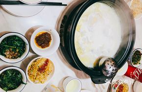 Powerful Bamboo Sponge Chicken in Pig's Trotter Soup