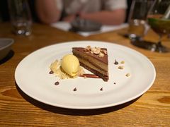 巧克力榛子慕斯蛋糕配香草冰淇淋-Mercato莫卡多露台餐厅与酒吧(K11店)