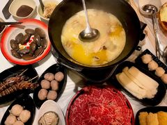 浓厚原只鸡煲花胶汤-鲜入围煮花胶鸡海鲜火锅