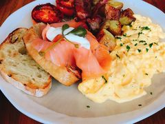 熏三文鱼班尼迪克蛋-ROAST coffee & eatery