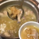 隔壁还有一家路边港式街头风的烧烤店也是他们家的