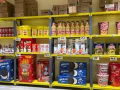 -咻啵翔翔零食基地(万达广场店)
