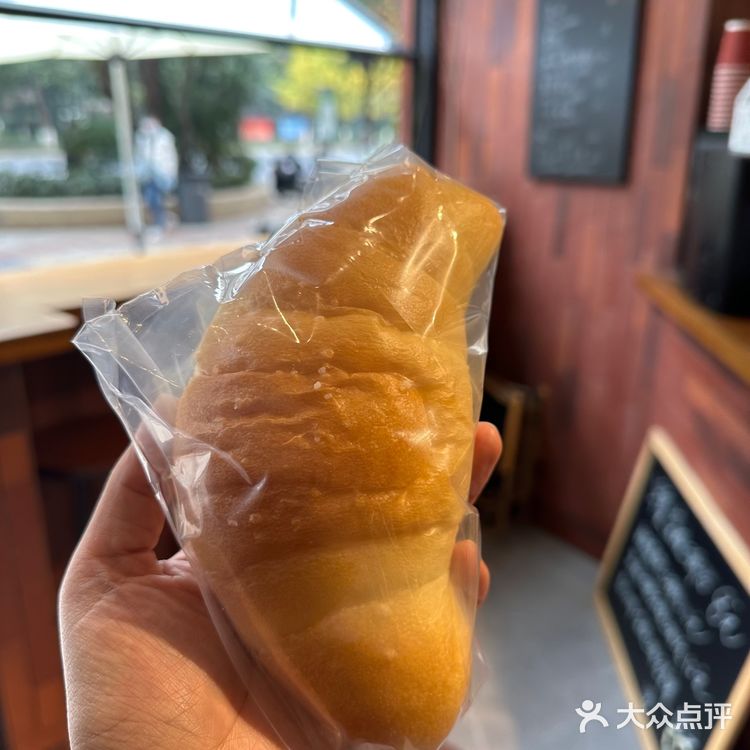 第一次吃到那么大的盐面包[惊讶]